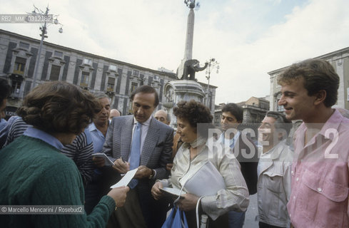 Italian TV presenter Pippo Baudo signing autograph in his hometown, Catania (1985) / Il presentatore TV Pippo Baudo mentre firma autografio a Catania, sua città natale (1985) - ©Marcello Mencarini/Rosebud2