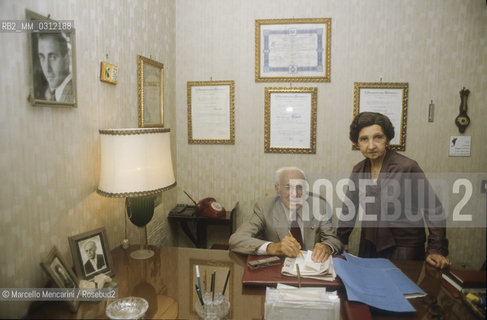 Catania, 1985. Giovanbattista Baudo and Innocenza Interlenghi, parents of Italian TV presenter Pippo Baudo, in their house / Catania, 1985. Giovanbattista Baudo e Innocenza Interlenghi, genitori del presentatore TV Pippo Baudo, nella loro casa - ©Marcello Mencarini/Rosebud2