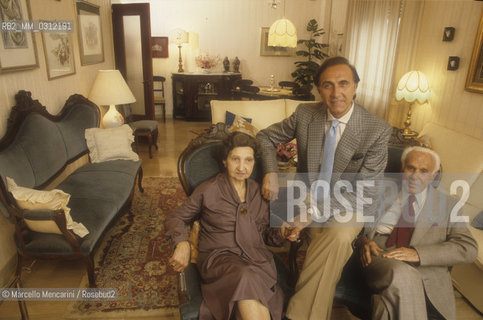 Catania, 1985. Italian TV presenter Pippo Baudo and his parents Giovanbattista Baudo and Innocenza Interlenghi in the living room of their house / Catania, 1985. Il presentatore TV Pippo Baudo con i suoi genitori, Giovanbattista Baudo e Innocenza Interlenghi, nel salotto della loro casa - ©Marcello Mencarini/Rosebud2