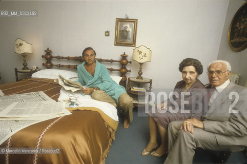 Catania, 1985. Italian TV presenter Pippo Baudo and his parents Giovanbattista Baudo and Innocenza Interlenghi in his bedroom in their house / Catania, 1985. Il presentatore TV Pippo Baudo e i suoi genitori, Giovanbattista Baudo e Innocenza Interlenghi, nella sua stanza da letto nella loro casa - ©Marcello Mencarini/Rosebud2