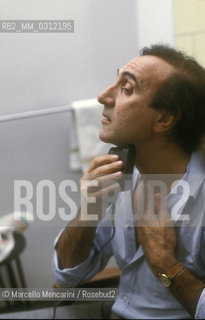 Sanremo Music Festival 1985. Italian TV presenter Pippo Baudo shaving in his dressing room before performing / Festival di Sanremo 1985. Il presentatore TV Pippo Baudo mentre si rade nel suo camerino prima dello spettacolo - ©Marcello Mencarini/Rosebud2