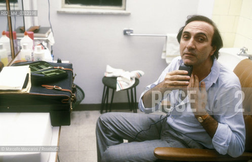 Sanremo Music Festival 1985. Italian TV presenter Pippo Baudo shaving in his dressing room before performing / Festival di Sanremo 1985. Il presentatore TV Pippo Baudo mentre si rade nel suo camerino prima dello spettacolo - ©Marcello Mencarini/Rosebud2