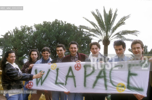 Sanremo Music festival 1991. Lead vocalist Paolo Belli and his pop band Ladri di Biciclette (Bicycle Thieves), at the Festival with the song Sbatti ben su del Be Bop / Il cantante Paolo Belli e la sua band dei Ladri di biciclette, al Festival con la canzone Sbatti ben su del Be Bop - ©Marcello Mencarini/Rosebud2