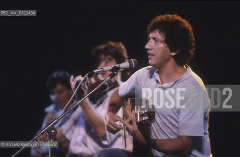 Italian singer-songwriter Eugenio Bennato performing (about 1990) / Il cantautore Eugenio Bennato in concerto (1990 circa) - ©Marcello Mencarini/Rosebud2