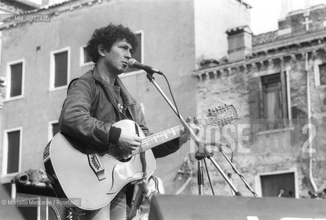 Italian pop-rock singer and songwriter Edoardo Bennato performing in Venice (about 1980) / Il cantante Edoardo Bennato in concerto a Venezia (1980 circa) - ©Marcello Mencarini/Rosebud2