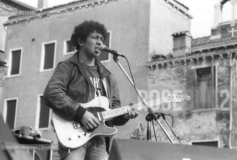 Italian pop-rock singer and songwriter Edoardo Bennato performing in Venice (about 1980) / Il cantante Edoardo Bennato in concerto a Venezia (1980 circa) - ©Marcello Mencarini/Rosebud2