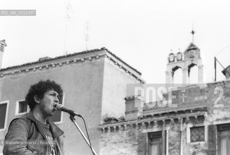 Italian pop-rock singer and songwriter Edoardo Bennato performing in Venice (about 1980) / Il cantante Edoardo Bennato in concerto a Venezia (1980 circa) - ©Marcello Mencarini/Rosebud2