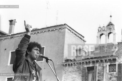 Italian pop-rock singer and songwriter Edoardo Bennato performing in Venice (about 1980) / Il cantante Edoardo Bennato in concerto a Venezia (1980 circa) - ©Marcello Mencarini/Rosebud2
