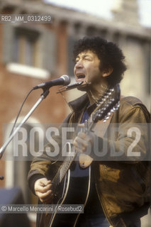 Italian pop-rock singer and songwriter Edoardo Bennato performing in Venice (about 1980) / Il cantante Edoardo Bennato in concerto a Venezia (1980 circa) - ©Marcello Mencarini/Rosebud2