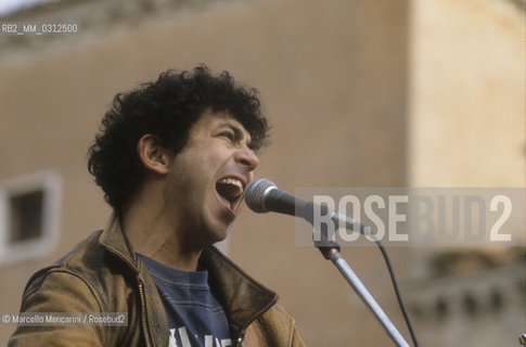 Italian pop-rock singer and songwriter Edoardo Bennato performing in Venice (about 1980) / Il cantante Edoardo Bennato in concerto a Venezia (1980 circa) - ©Marcello Mencarini/Rosebud2