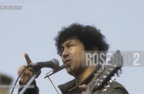Italian pop-rock singer and songwriter Edoardo Bennato performing in Venice (about 1980) / Il cantante Edoardo Bennato in concerto a Venezia (1980 circa) - ©Marcello Mencarini/Rosebud2