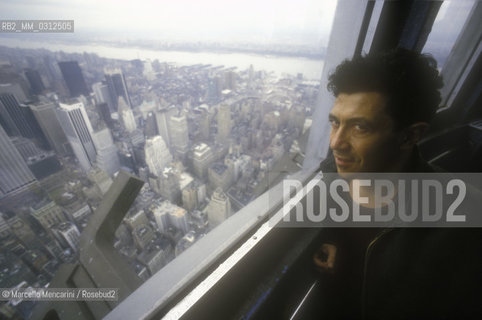 New York, 1987. Italian pop-rock singer and songwriter Edoardo Bennato watching Manhattan from a window of the Empire State Building / New York, 1987. Il cantante Edoardo Bennato guarda il panorama di Manhatan da una finestra dellEmpire State Building - ©Marcello Mencarini/Rosebud2