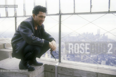 New York, 1987. Rock singer and songwriter Edoardo Bennato watching Manhattan from the Empire State Building / New York, 1987. Il cantante Edoardo Bennato guarda Manhattan dallEmpire State Building - ©Marcello Mencarini/Rosebud2