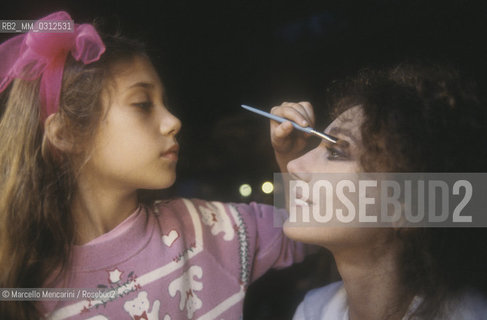 Zagreb, 1987. American actress Marisa Berenson and her daughter Starlite Melody Randall during the make-up on the set of the TV movie Lo Scialo (The Waste / Zagabria, 1987. Lattrice Marisa Berenson con sua figlia Starlite Melody Randall al trucco sul set del film per la TV Lo Scialo - ©Marcello Mencarini/Rosebud2