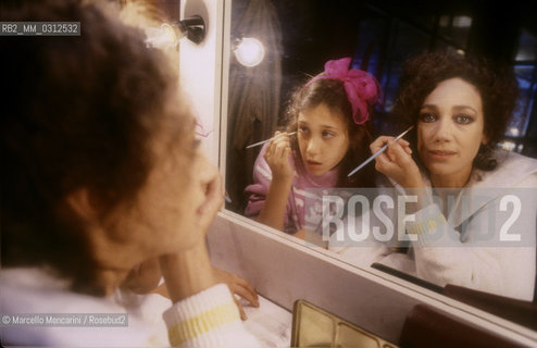Zagreb, 1987. American actress Marisa Berenson and her daughter Starlite Melody Randall during the make-up on the set of the TV movie Lo Scialo (The Waste / Zagabria, 1987. Lattrice Marisa Berenson con sua figlia Starlite Melody Randall al trucco sul set del film per la TV Lo Scialo - ©Marcello Mencarini/Rosebud2