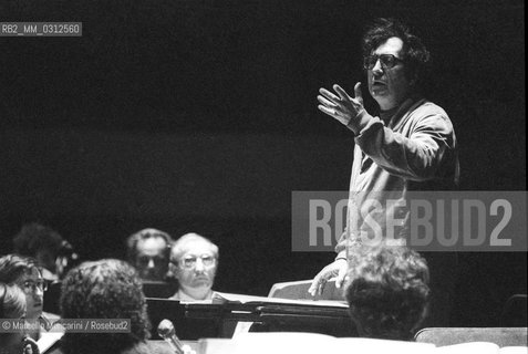 Italian composer Luciano Berio conducting (about 1980)  / Il compositore Luciano Berio mentre dirige (1980 circa) - ©Marcello Mencarini/Rosebud2