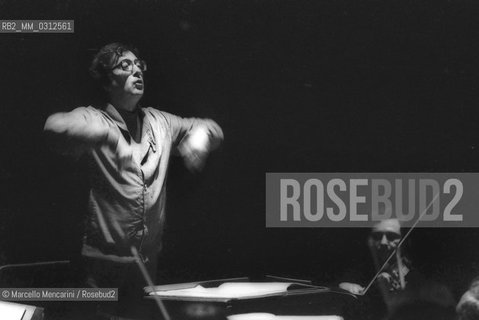 Italian composer Luciano Berio conducting (about 1980)  / Il compositore Luciano Berio mentre dirige (1980 circa) - ©Marcello Mencarini/Rosebud2