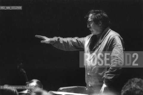 Italian composer Luciano Berio conducting (about 1980)  / Il compositore Luciano Berio mentre dirige (1980 circa) - ©Marcello Mencarini/Rosebud2