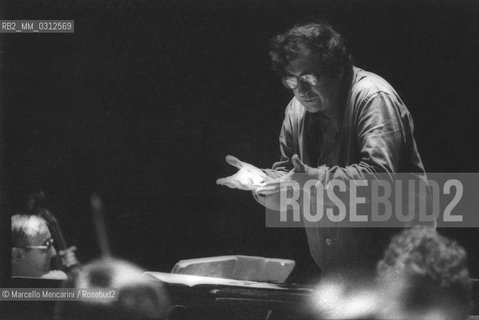 Italian composer Luciano Berio conducting (about 1980)  / Il compositore Luciano Berio mentre dirige (1980 circa) - ©Marcello Mencarini/Rosebud2