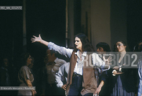 Milan, La Scala Theater, 9 march 1982. Singer Daisy Lumini performing The True Story by Luciano Berio / Milano, Teatro alla Scala, 9 marzo 1982. La cantante Daisy Lumini nella La vera storia di Luciano Berio - ©Marcello Mencarini/Rosebud2