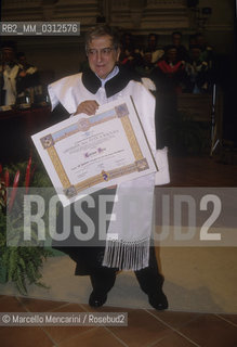 Bologna. October 29, 2000. Italian composer Luciano Berio showing the honorary degree conferred to him by the University of Bologna / Bologna. 29 ottobre 2000. Il compositore Luciano Berio con la laurea honoris causa che gli ha conferito lUniversità di Bologna  - ©Marcello Mencarini/Rosebud2