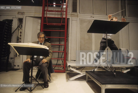 Paris, June 1995. Italian composer Luciano Berio at IRCAM  (Institut de Recherche et Coordination Acoustique/Musique) during a rehearsal of his 12th Sequence directed by David Robertson, with him in the picture / Parigi, giugno 1995. Il compositore Luciano Berio allIRCAM (Institut de Recherche et Coordination Acoustique/Musique) durante una prova della sua XII Sequenza diretta da David Robertson, con lui nella foto - ©Marcello Mencarini/Rosebud2
