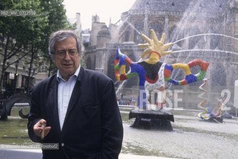 Paris, 1995. Italian composer Luciano Berio in front of the Stravinsky Fountain by Jean Tinguely and Niki de Saint Phalle / Parigi, 1995. Luciano Berio davanti alla fontana Stravinsky di Jean Tinguely and Niki de Saint Phalle - ©Marcello Mencarini/Rosebud2