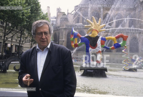 Paris, 1995. Italian composer Luciano Berio in front of the Stravinsky Fountain by Jean Tinguely and Niki de Saint Phalle / Parigi, 1995. Luciano Berio davanti alla fontana Stravinsky di Jean Tinguely and Niki de Saint Phalle - ©Marcello Mencarini/Rosebud2