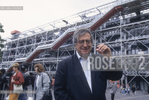 Paris, 1995. Italian composer Luciano Berio in front of the Centre Pompidou / Parigi 1995. Il compositore Luciano Berio davanti al Centre Pompidou - ©Marcello Mencarini/Rosebud2