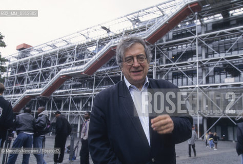 Paris, 1995. Italian composer Luciano Berio in front of the Centre Pompidou / Parigi 1995. Il compositore Luciano Berio davanti al Centre Pompidou - ©Marcello Mencarini/Rosebud2