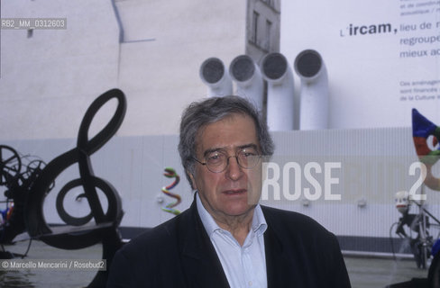 Paris, 1995. Italian composer Luciano Berio in front of the IRCAM (Institut de Recherche et Coordination Acoustique/Musique) at Centre Pompidou / Parigi 1995. Il compositore Luciano Berio davanti allIRCAM (Institut de Recherche et Coordination Acoustique/Musique) presso il Centre Pompidou - ©Marcello Mencarini/Rosebud2