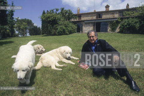 Radicondoli (Siena), 1995. Italian composer Luciano Berio in the garden of his home / Radicondoli (Siena), 1995. Il compositore Luciano Berio nel giardino della sua casa - ©Marcello Mencarini/Rosebud2