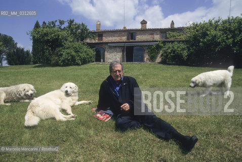 Radicondoli (Siena), 1995. Italian composer Luciano Berio in the garden of his home / Radicondoli (Siena), 1995. Il compositore Luciano Berio nel giardino della sua casa - ©Marcello Mencarini/Rosebud2