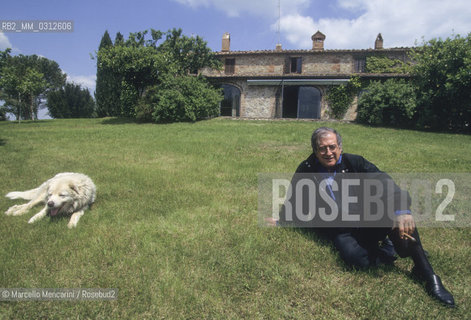 Radicondoli (Siena), 1995. Italian composer Luciano Berio in the garden of his home / Radicondoli (Siena), 1995. Il compositore Luciano Berio nel giardino della sua casa - ©Marcello Mencarini/Rosebud2