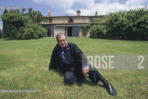 Radicondoli (Siena), 1995. Italian composer Luciano Berio in the garden of his home / Radicondoli (Siena), 1995. Il compositore Luciano Berio nel giardino della sua casa - ©Marcello Mencarini/Rosebud2