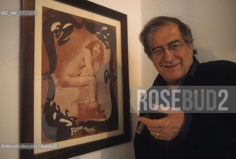 Radicondoli (Siena), 1995. Italian composer Luciano Berio in his home showing a photo of Frank Zappa sitting on the toilet, given to him by the same Zappa, / Radicondoli (Siena), 1995. Il compositore Luciano Berio nella sua casa mentre mostra una foto di Frank Zappa seduto sul w.c., regalatagli dallo stesso Zappa - ©Marcello Mencarini/Rosebud2