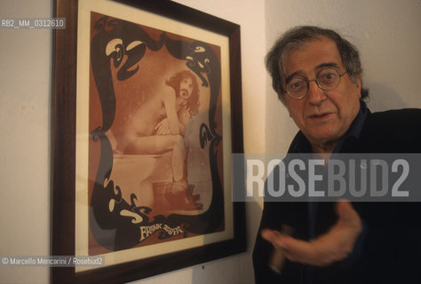 Radicondoli (Siena), 1995. Italian composer Luciano Berio in his home showing a photo of Frank Zappa sitting on the toilet, given to him by the same Zappa, / Radicondoli (Siena), 1995. Il compositore Luciano Berio nella sua casa mentre mostra una foto di Frank Zappa seduto sul w.c., regalatagli dallo stesso Zappa - ©Marcello Mencarini/Rosebud2