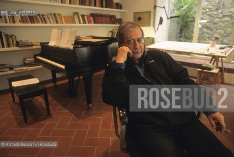 Radicondoli (Siena), 1995. Italian composer Luciano Berio in his home / Radicondoli (Siena), 1995. Il compositore Luciano Berio nella sua casa - ©Marcello Mencarini/Rosebud2