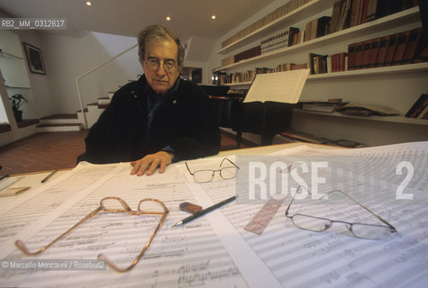 Radicondoli (Siena), 1995. Italian composer Luciano Berio in his home / Radicondoli (Siena), 1995. Il compositore Luciano Berio nella sua casa - ©Marcello Mencarini/Rosebud2
