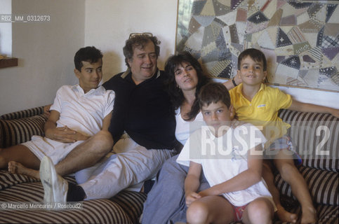 Radicondoli (Siena) 1988. Italian composer Luciano Berio at home with his sons Stefano, Cristina and two gransons / Radicondoli (Siena) 1988. Il compositore Luciano Berio nella sua casa con i figli Stefano, Cristina e due nipoti  - ©Marcello Mencarini/Rosebud2