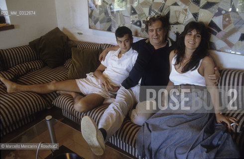 Radicondoli (Siena) 1988. Italian composer Luciano Berio at home with his sons Stefano and Cristina / Radicondoli (Siena) 1988. Il compositore Luciano Berio nella sua casa con i figli Stefano e Cristina  - ©Marcello Mencarini/Rosebud2