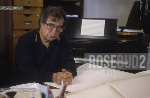 Radicondoli (Siena) 1988. Italian composer Luciano Berio in his home / Radicondoli (Siena), 1988. Il compositore Luciano Berio nella sua casa - ©Marcello Mencarini/Rosebud2