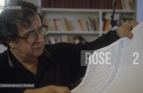 Radicondoli (Siena) 1988. Italian composer Luciano Berio in his home / Radicondoli (Siena), 1988. Il compositore Luciano Berio nella sua casa - ©Marcello Mencarini/Rosebud2