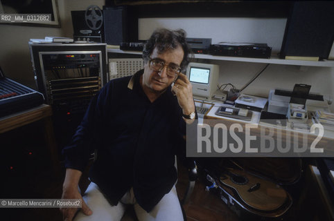 Radicondoli (Siena) 1988. Italian composer Luciano Berio in his home / Radicondoli (Siena), 1988. Il compositore Luciano Berio nella sua casa - ©Marcello Mencarini/Rosebud2