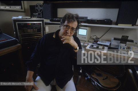 Radicondoli (Siena) 1988. Italian composer Luciano Berio in his home / Radicondoli (Siena), 1988. Il compositore Luciano Berio nella sua casa - ©Marcello Mencarini/Rosebud2