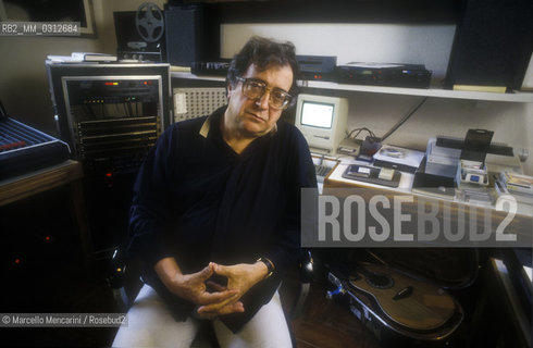 Radicondoli (Siena) 1988. Italian composer Luciano Berio in his home / Radicondoli (Siena), 1988. Il compositore Luciano Berio nella sua casa - ©Marcello Mencarini/Rosebud2
