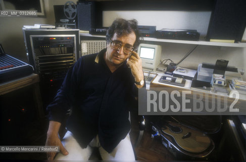 Radicondoli (Siena) 1988. Italian composer Luciano Berio in his home / Radicondoli (Siena), 1988. Il compositore Luciano Berio nella sua casa - ©Marcello Mencarini/Rosebud2