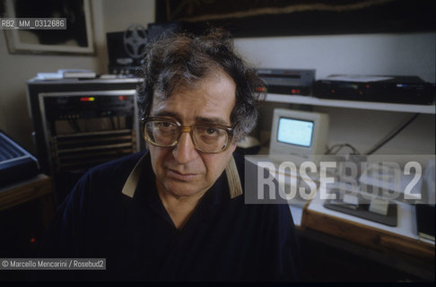 Radicondoli (Siena) 1988. Italian composer Luciano Berio in his home / Radicondoli (Siena), 1988. Il compositore Luciano Berio nella sua casa - ©Marcello Mencarini/Rosebud2