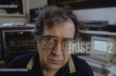 Radicondoli (Siena) 1988. Italian composer Luciano Berio in his home / Radicondoli (Siena), 1988. Il compositore Luciano Berio nella sua casa - ©Marcello Mencarini/Rosebud2