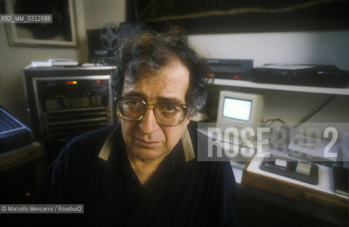 Radicondoli (Siena) 1988. Italian composer Luciano Berio in his home / Radicondoli (Siena), 1988. Il compositore Luciano Berio nella sua casa - ©Marcello Mencarini/Rosebud2
